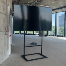 Liels 85″ Samsung Smart TV ekrāns uz statīva<br /><span style=text-transform:none;><small></small></span> Liels 85″ Samsung Smart TV ekrāns uz statīva<br /><span style=text-transform:none;><small></small></span>