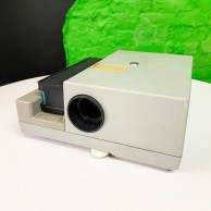 Diapozitīvu projektors<br /><span style=text-transform:none;><small></small></span>